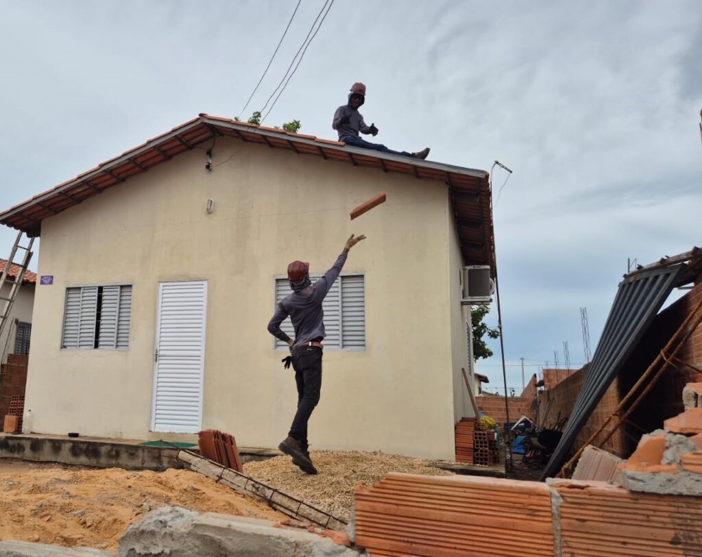 Até esta sexta-feira (16), mais de 160 lares no Jardim Taquari receberão da Prefeitura de Palmas nova estrutura de telhado Fotos: Flora Pereira