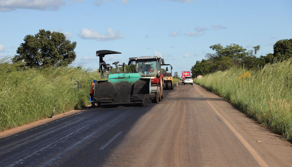 Governo do Tocantins intensifica melhorias na TO-010 para garantir tráfego seguro após interdição da ponte entre Pedro Afonso e Tupirama pelo Dnit